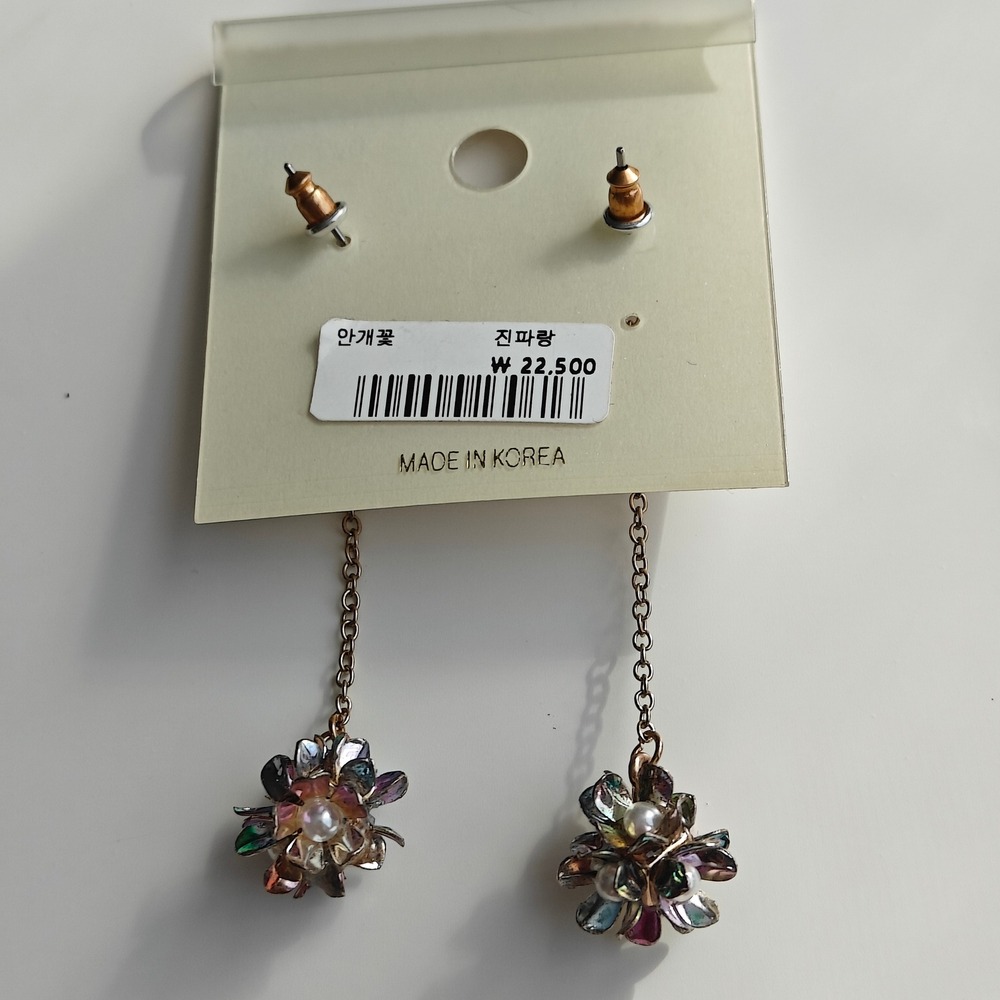 Dangle Earrings Nuance by Korea Gold Tone Iridescent Flower Pearl Drop NEW - Picture 4 of 5